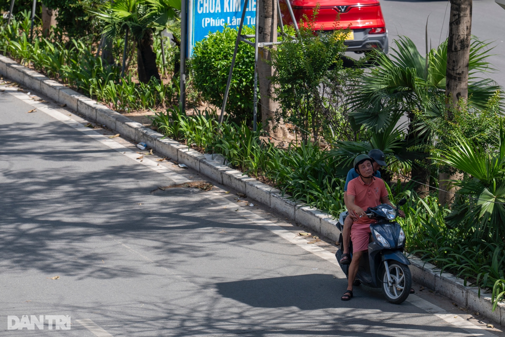 Hà Nội nắng nóng hơn 40 độ C, mặt đường xuất hiện ảo ảnh - 11 Hà Nội nắng nóng hơn 40 độ C, mặt đường xuất hiện ảo ảnh - 11