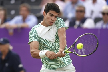 Alcaraz tiến vào bán kết, Medvedev bị loại cay đắng