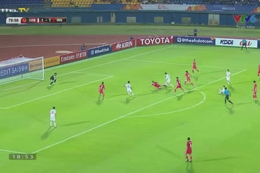 Yakhshiboev ngã nhưng không có phạt đền cho U23 Uzbekistan ở phút 80