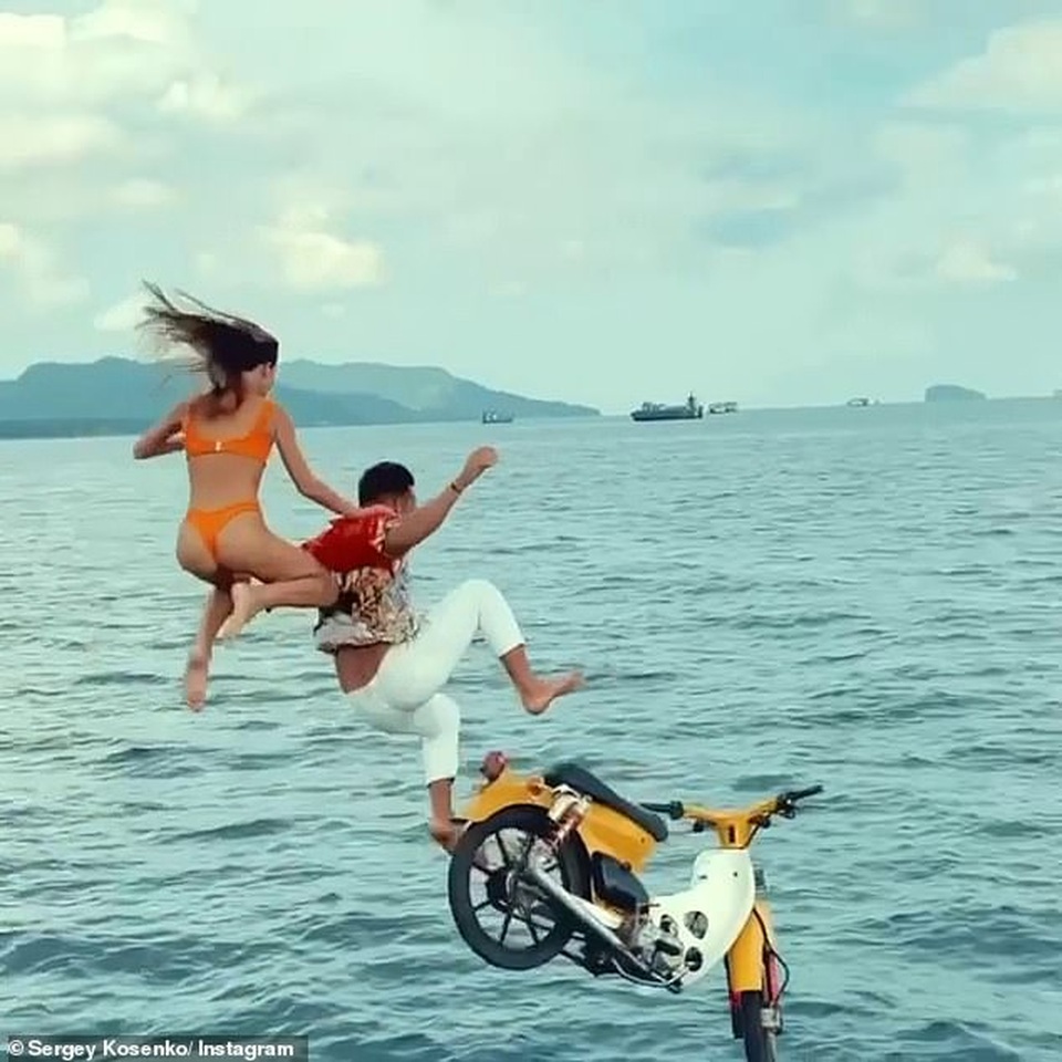 Khách Tây liều lĩnh phóng xe máy đèo cô gái mặc bikini diễn xiếc phía sau - 3 Khách Tây liều lĩnh phóng xe máy đèo cô gái mặc bikini diễn xiếc phía sau - 3