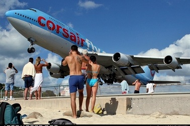 Máy bay hạ cánh cạnh… du khách tắm biển