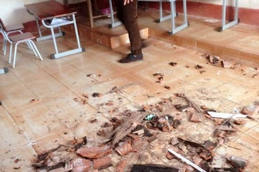 Hãi hùng cảnh mái và trần phòng học tự đổ sập