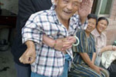 Cụ ông “tí hon” lấy vợ thứ 5!