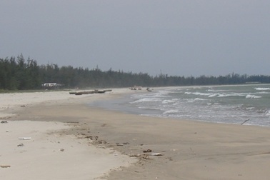 2 học sinh bị sóng cuốn trôi khi tắm biển