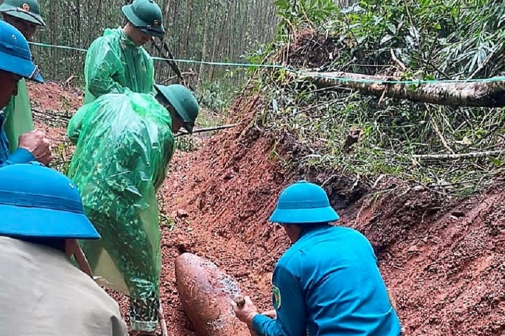 Phát hiện quả bom dài 1,3m còn nguyên ngòi nổ - 1 Phát hiện quả bom dài 1,3m còn nguyên ngòi nổ - 1