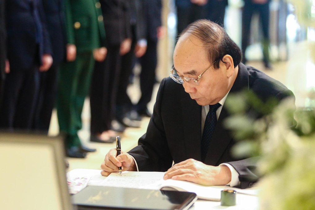 Chủ tịch nước, Thủ tướng ghi sổ tang tưởng niệm ông Abe Shinzo - 2 Chủ tịch nước, Thủ tướng ghi sổ tang tưởng niệm ông Abe Shinzo - 2