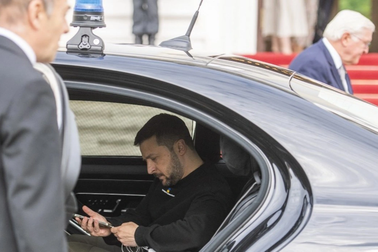 Ông Zelensky bỏ quên điện thoại trên ô tô ở Đức