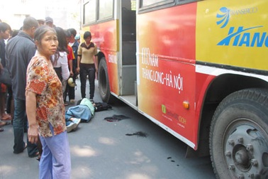 Cố nhảy lên xe buýt, nữ sinh viên bị cán nát đùi