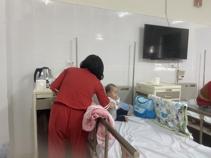 Các trẻ mắc COVID-19 nhập viện đều có biểu hiện nặng, cần can thiệp y tế.