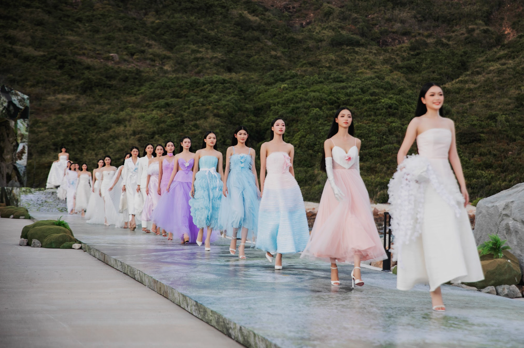 Hoa hậu Tiểu Vy làm vedette trong show diễn của nhà thiết kế Hà Thanh Việt - 5 Hoa hậu Tiểu Vy làm vedette trong show diễn của nhà thiết kế Hà Thanh Việt - 5
