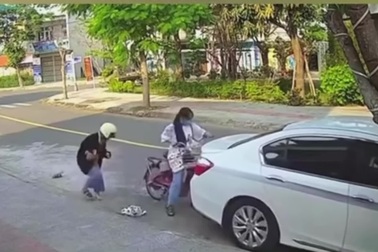 2 nữ sinh chạy xe đạp điện đâm vào ô tô đậu ven đường
