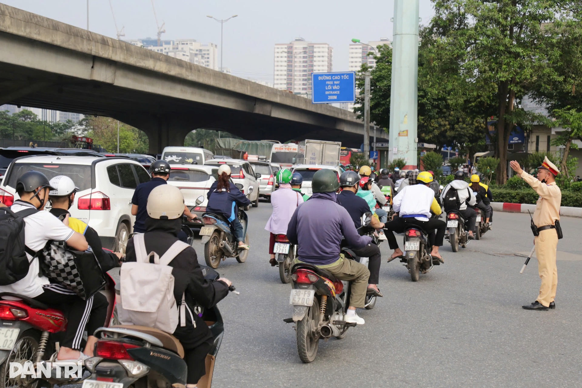 Đông nghịt người về quê nghỉ lễ 30/4, Vành đai 3 trên cao ùn tắc hơn 5km - 8 Đông nghịt người về quê nghỉ lễ 30/4, Vành đai 3 trên cao ùn tắc hơn 5km - 8