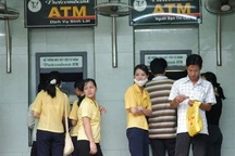 Không bịt mặt khi rút tiền tại máy ATM