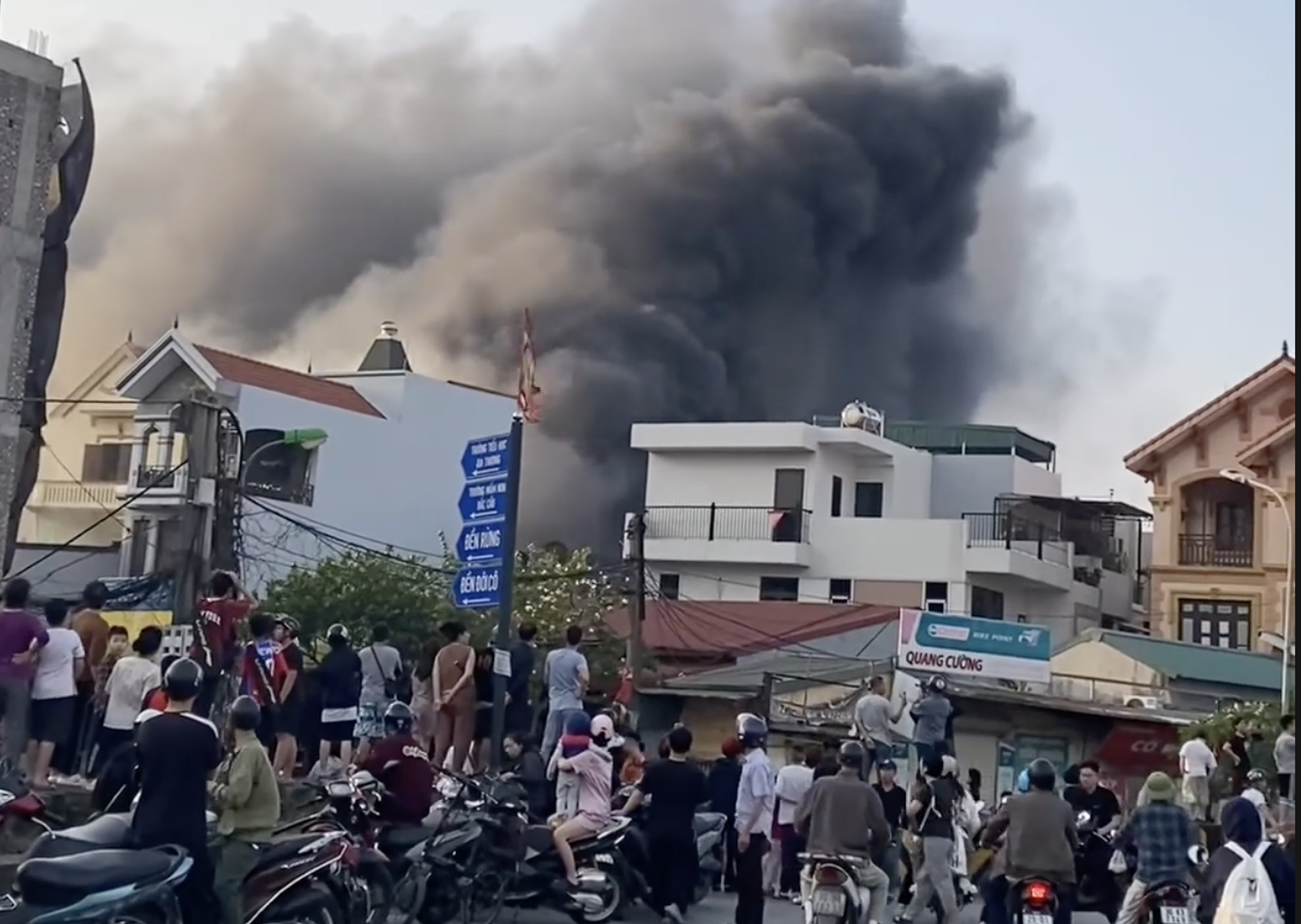 Cháy lớn trên phố Bắc Cầu, nhiều tài sản bị thiêu rụi - 1