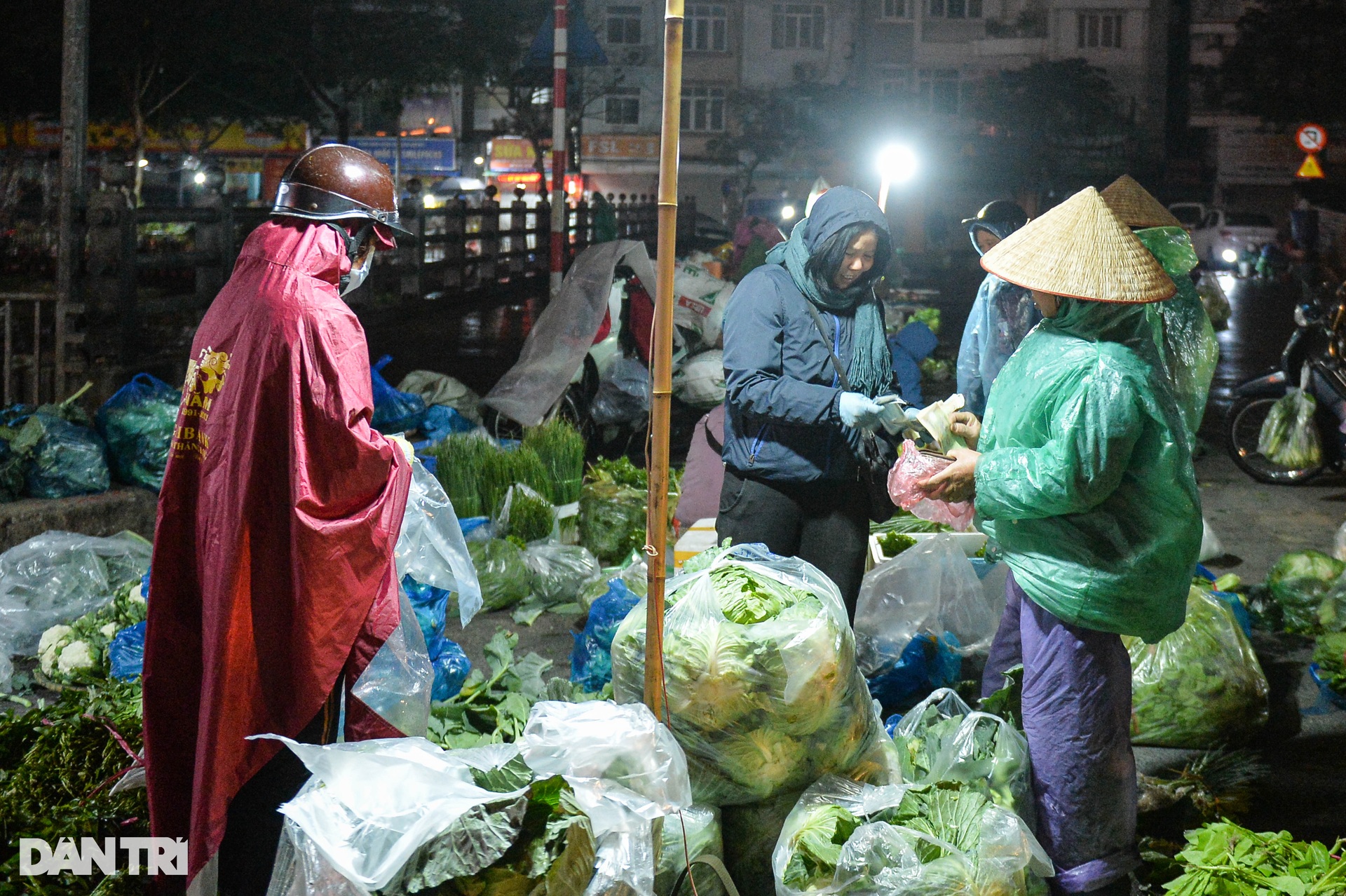 Chợ đầu mối rau củ ở Hà Nội ngày giáp Tết mưa lạnh thấu xương - 3 Chợ đầu mối rau củ ở Hà Nội ngày giáp Tết mưa lạnh thấu xương - 3