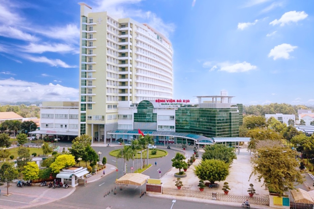 Vụ bệnh viện bị tố chậm cấp cứu khiến nam sinh tử vong: Trích xuất camera - 1 Vụ bệnh viện bị tố chậm cấp cứu khiến nam sinh tử vong: Trích xuất camera - 1