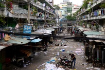 Cuộc sống trong chung cư cũ nát giữa Sài Gòn