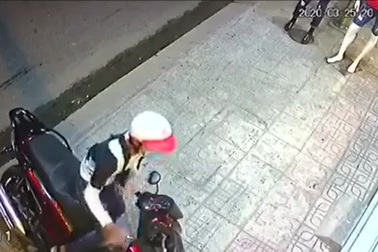 Choáng với màn phá khóa lấy trộm xe “nhanh như chảo chớp”