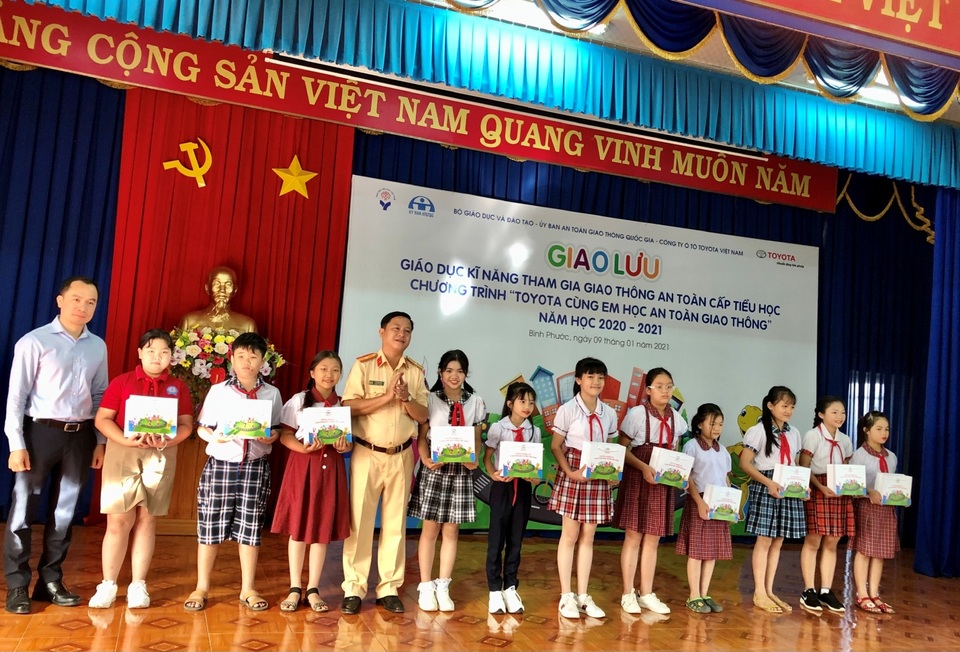 Toyota - 16 năm chung tay vì an toàn giao thông Việt Nam - 1 Toyota - 16 năm chung tay vì an toàn giao thông Việt Nam - 1