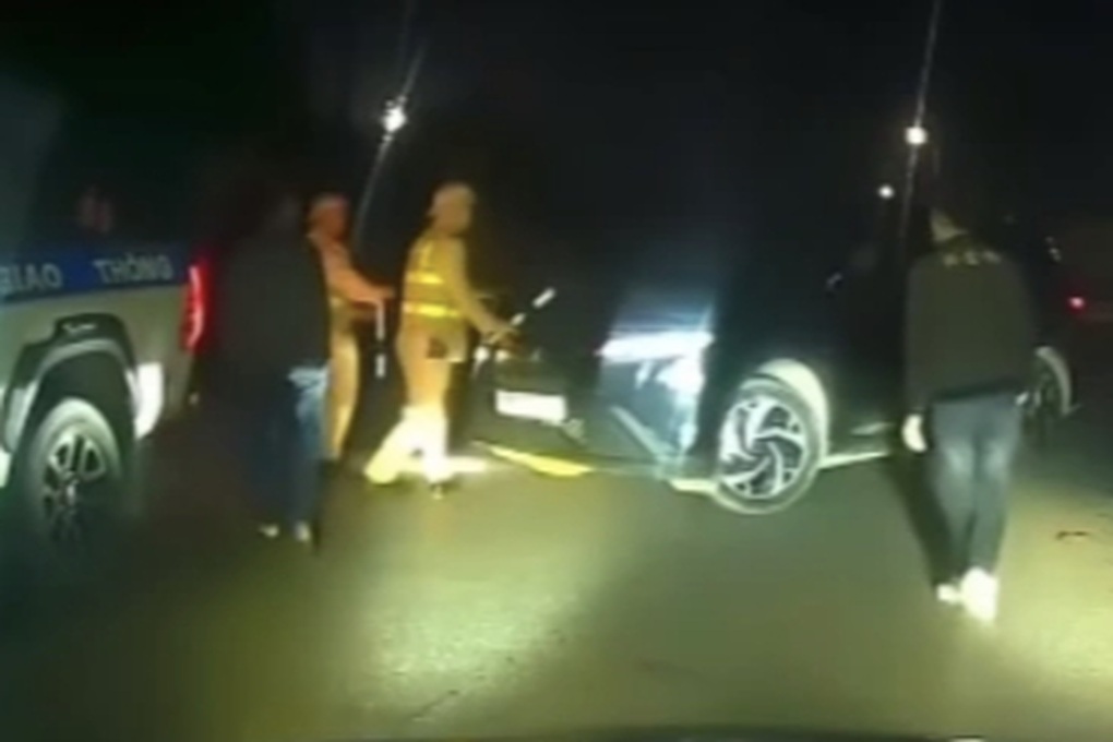 Tài xế ô tô dính cồn mùng 1 Tết, hùng hổ chặn đường xe khác - 1