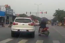 Lái ôtô vượt đèn đỏ còn hùng hổ gây sự