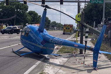 Khoảnh khắc trực thăng Mỹ rơi, văng cánh quạt làm người đi đường thiệt mạng