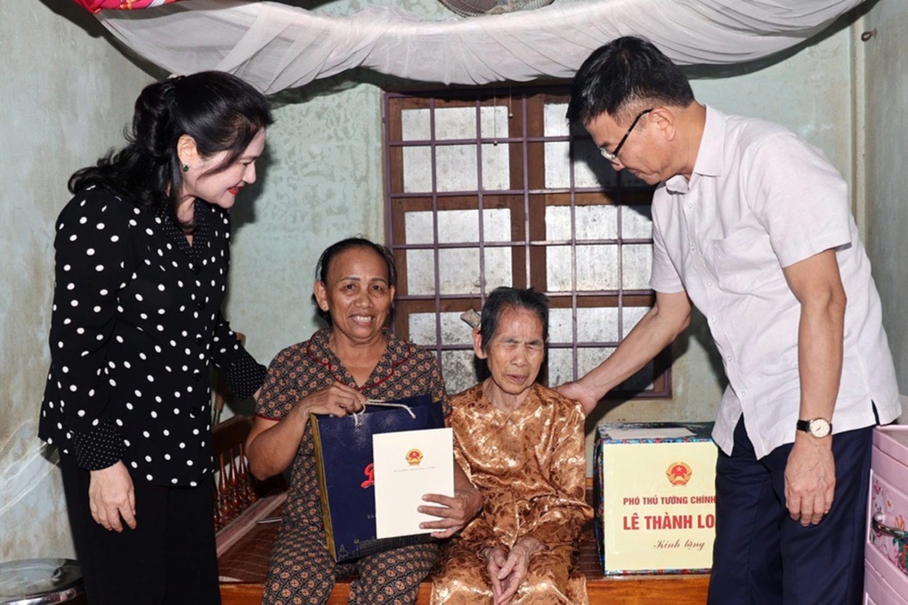 Phó Thủ tướng thăm, tặng quà Mẹ Việt Nam anh hùng, thương binh ở Quảng Trị - 1 Phó Thủ tướng thăm, tặng quà Mẹ Việt Nam anh hùng, thương binh ở Quảng Trị - 1