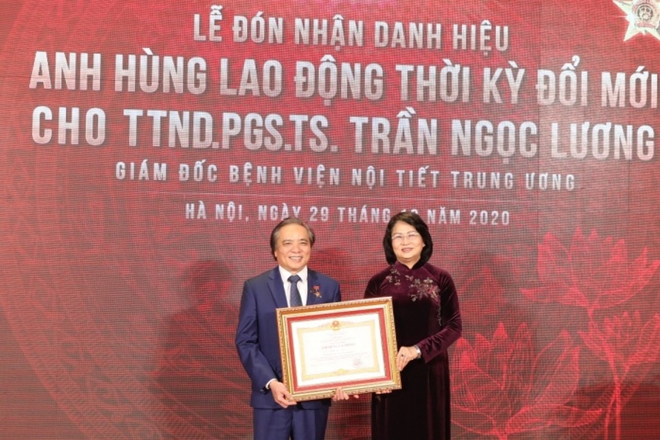 Giám đốc Bệnh viện Nội tiết Trung ương nhận danh hiệu Anh hùng lao động - 1 Giám đốc Bệnh viện Nội tiết Trung ương nhận danh hiệu Anh hùng lao động - 1