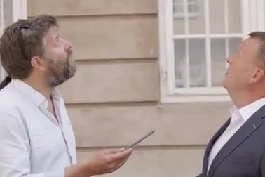 Khoảnh khắc Thủ tướng Đan Mạch suýt bị ngói rơi trúng khi trả lời phỏng vấn