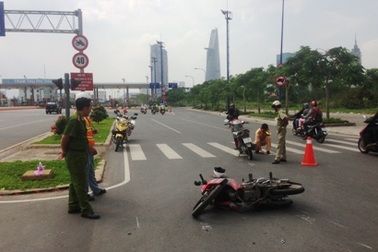 Va chạm trước hầm Thủ Thiêm, một phụ nữ trọng thương