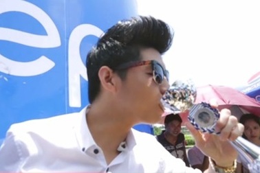 Hài hước clip giới trẻ khoe ly “độc” và “lạ”