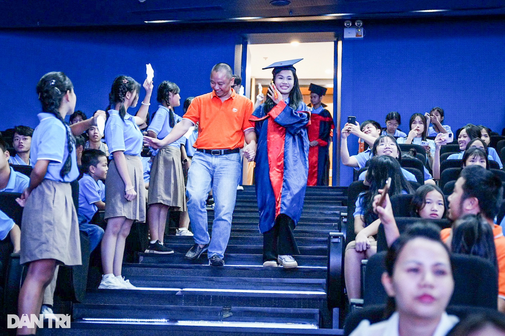 Giọt nước mắt trong ngày đặc biệt của học sinh mồ côi vì Covid-19 - 8 Giọt nước mắt trong ngày đặc biệt của học sinh mồ côi vì Covid-19 - 8