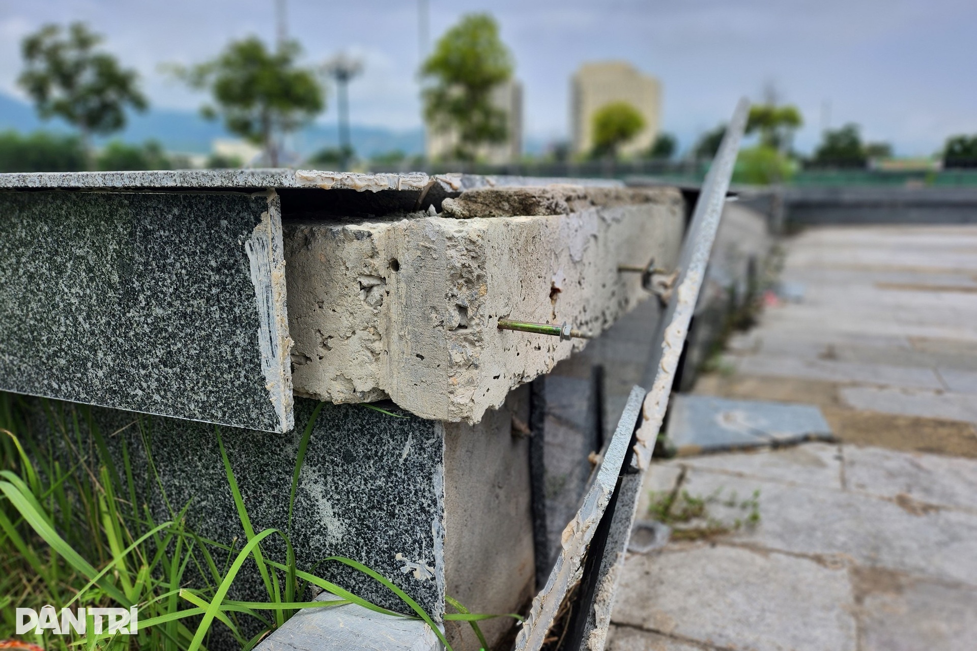 Quảng trường 250 tỷ biểu tượng văn hóa ở Hòa Bình xuống cấp nghiêm trọng - 8 Quảng trường 250 tỷ biểu tượng văn hóa ở Hòa Bình xuống cấp nghiêm trọng - 8