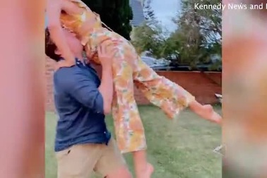 Choáng váng với cú nhảy tai hại của giáo viên múa