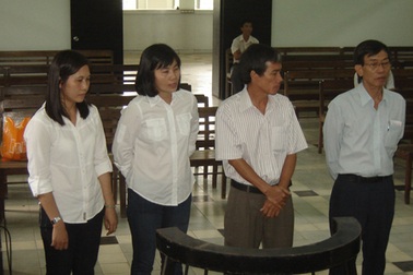 Phó giám đốc, kế toán trưởng, thủ kho cùng lĩnh án tù