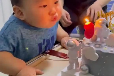 Cười nghiêng ngả với màn thổi nến siêu hài hước của em bé