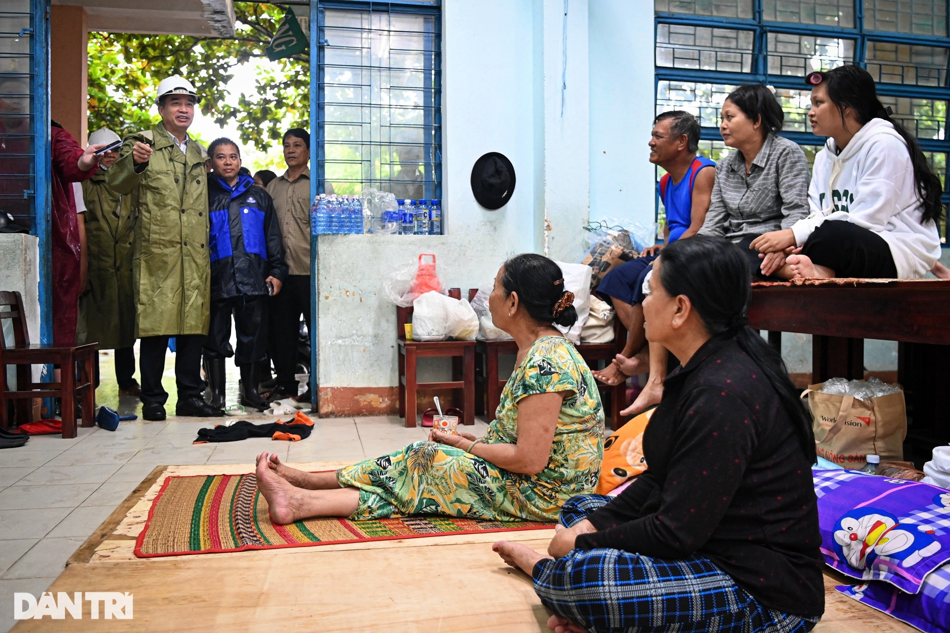Đà Nẵng: Đi từng ngõ, gõ từng nhà vận động người dân đi trú bão - 2 Đà Nẵng: Đi từng ngõ, gõ từng nhà vận động người dân đi trú bão - 2
