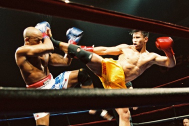 Cung Lê khiến võ sĩ Thủy quân lục chiến Mỹ liên tục nằm sàn