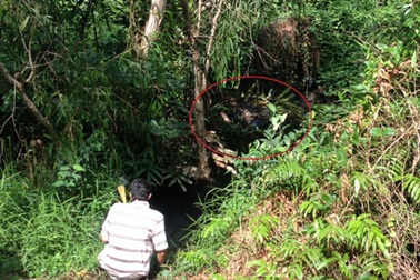 Người đàn ông nằm chết cùng bình ắc quy