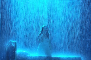 "Mưa xối xả" trong liveshow Hồ Quỳnh Hương