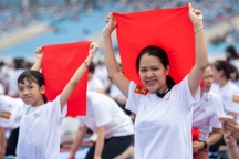 Háo hức, rưng rưng niềm tự hào khi tham gia đồng diễn xếp hình cờ Tổ quốc