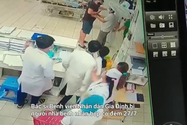 Khoảnh khắc bác sĩ Bệnh viện Nhân dân Gia Định bị bóp cổ (Video: BVCC).