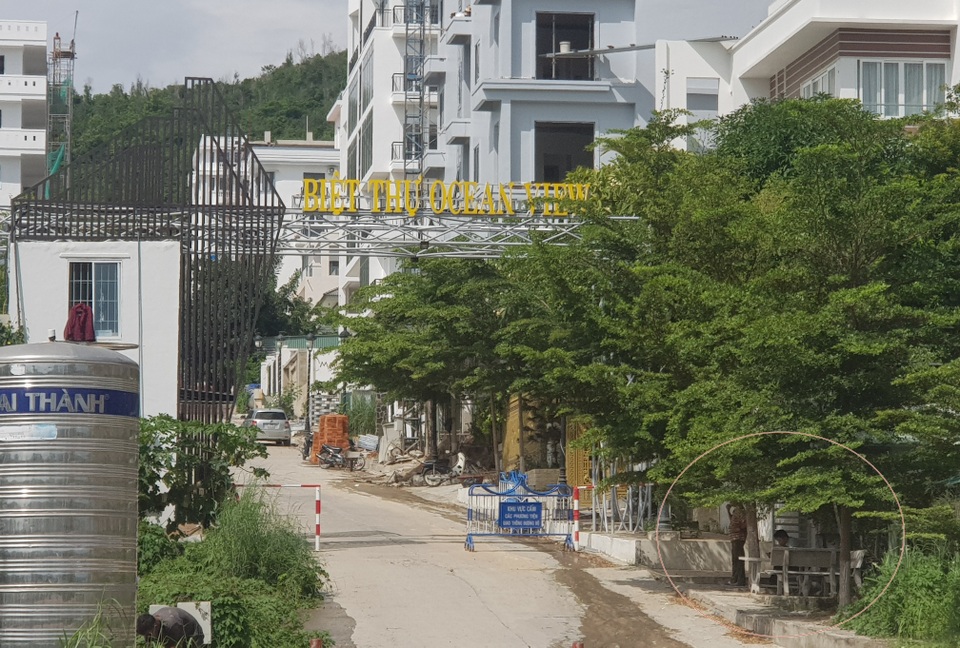 Nha Trang “lập chốt” ngăn chặn thi công tại khu biệt thự Ocean View tai tiếng - 1 Nha Trang “lập chốt” ngăn chặn thi công tại khu biệt thự Ocean View tai tiếng - 1