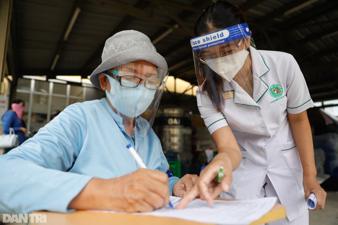 Bí thư TPHCM: Quyết tâm kiểm soát Covid-19 để người dân đón Tết bình yên - 2 Bí thư TPHCM: Quyết tâm kiểm soát Covid-19 để người dân đón Tết bình yên - 2