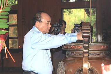 Thủ tướng dâng hương tưởng niệm Chủ tịch Hồ Chí Minh