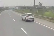 Dừng ô tô giữa đường cao tốc, tài xế bị phạt 13 triệu đồng