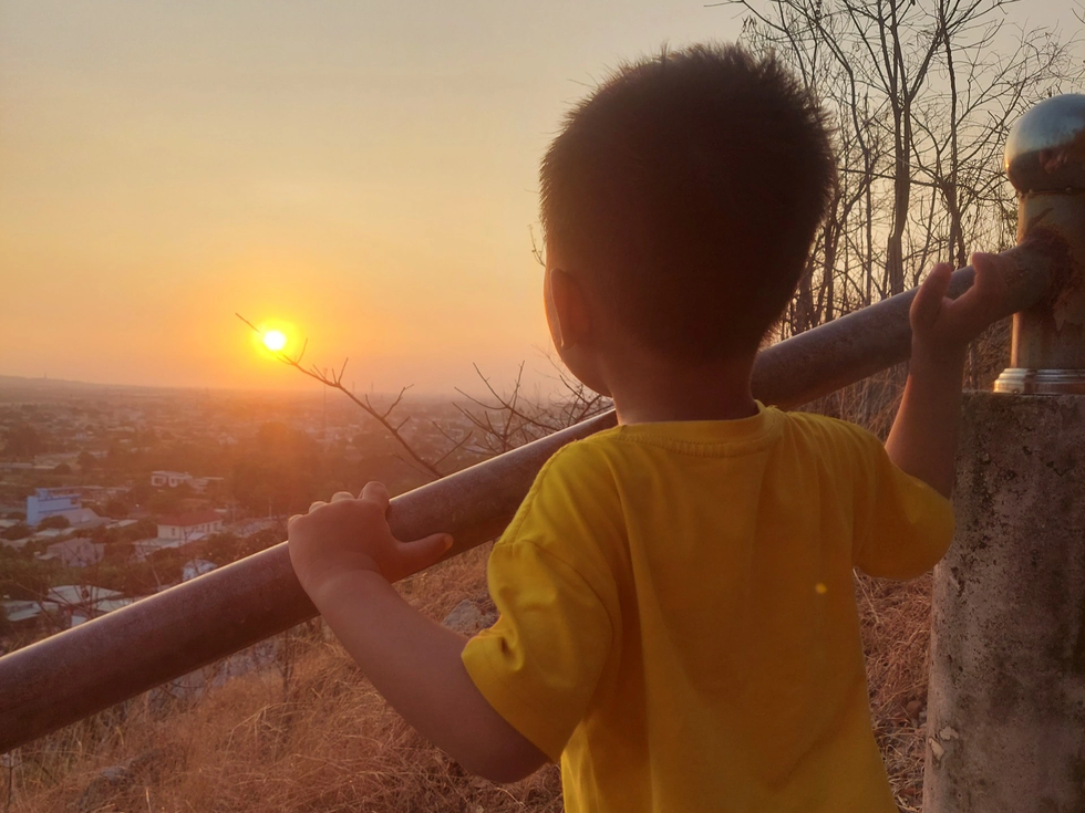 Mẹ tìm nghìn cách lạ nuôi con tự kỷ: Ru bằng xe máy, nói chuyện với gương - 1