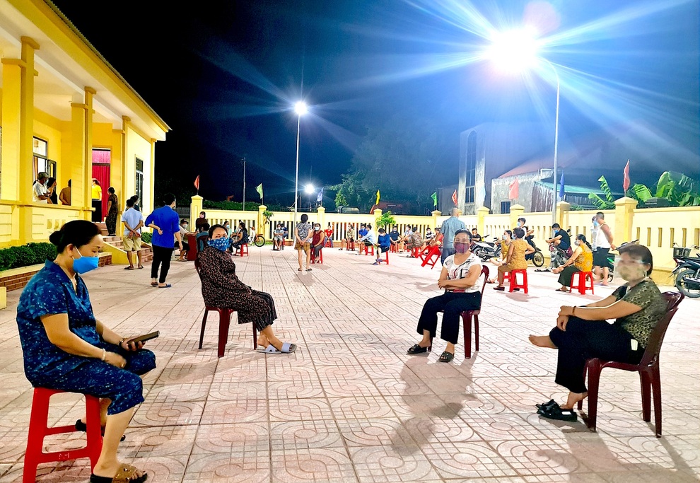 Xuyên đêm test nhanh sàng lọc Covid-19 cho người dân TP Vinh - 2 Xuyên đêm test nhanh sàng lọc Covid-19 cho người dân TP Vinh - 2
