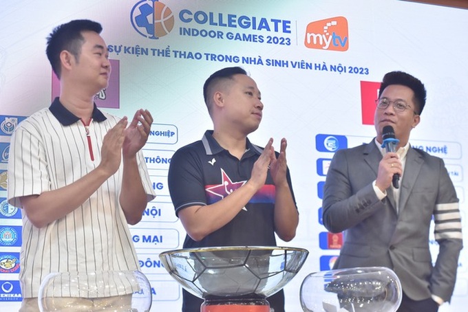 Ban tổ chức trong lễ bốc thăm chia bảng các đội tham dự Giải thể thao trong nhà sinh viên Hà Nội 2023.
