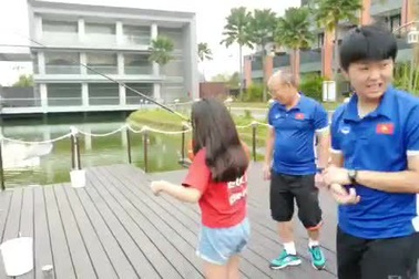 Cư dân mạng xôn xao bé gái được HLV Park Hang Seo dạy câu cá